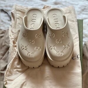 Women’s platform sandal with perforated G (cream)